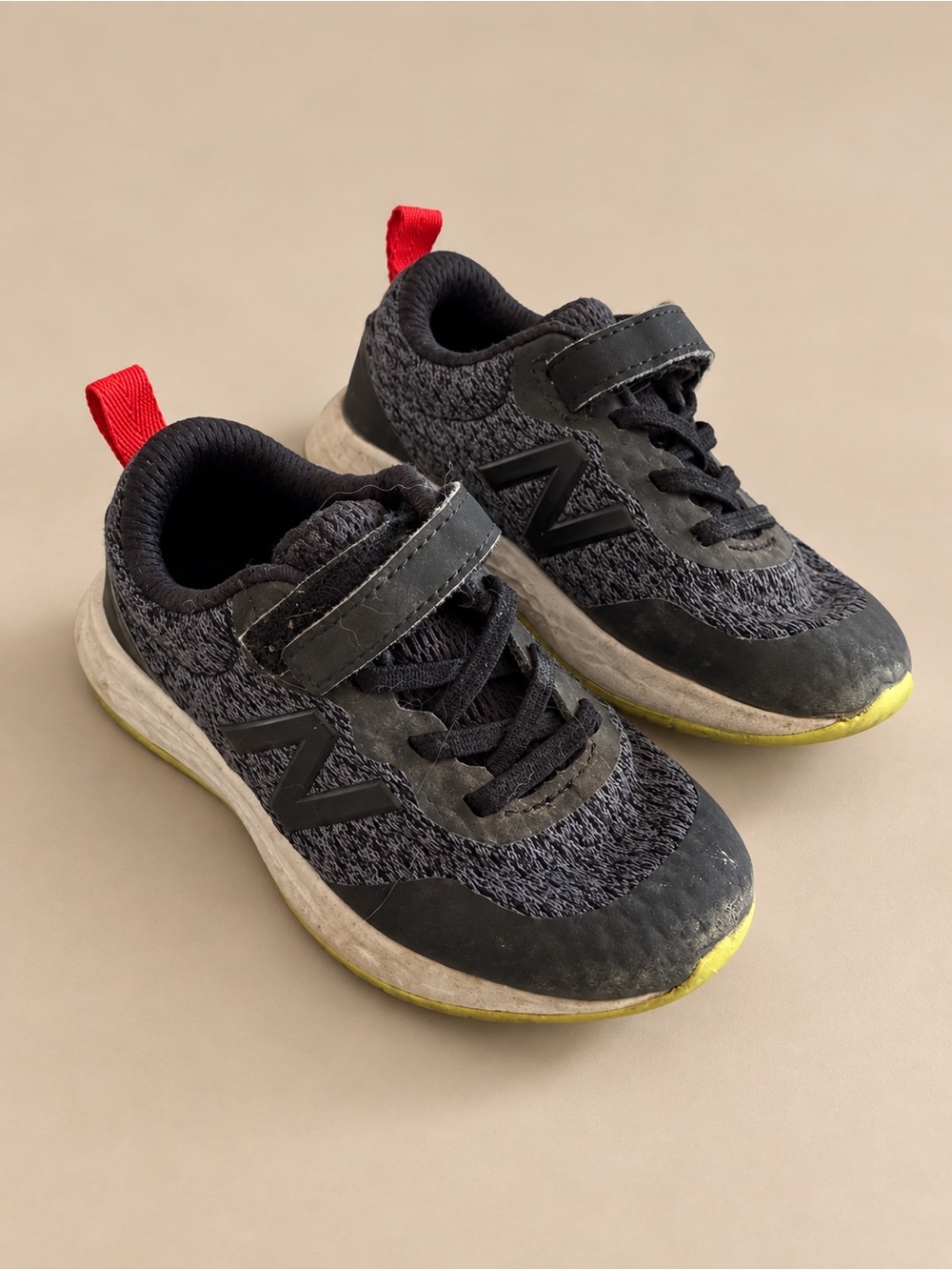 New Balance Toddler Boys Sneakers Size 7 Black Gray Velcro Running Shoes - Picture 2 of 3
